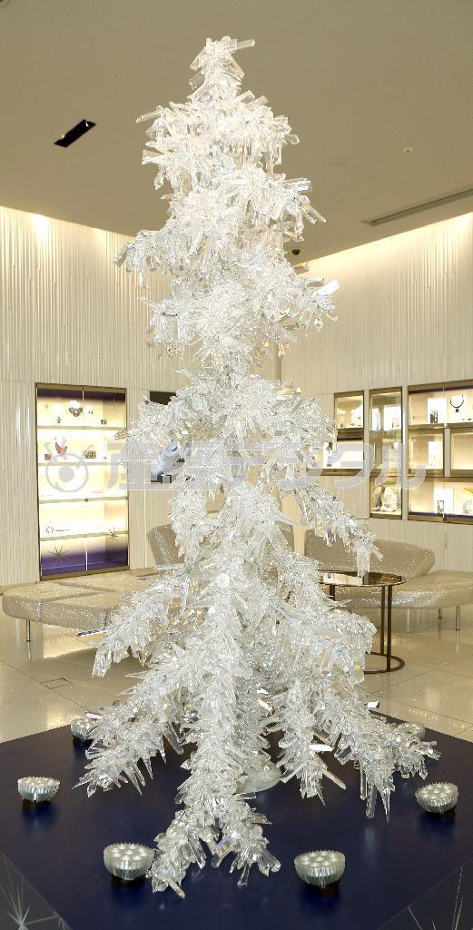 有名デザイナー、アレキサンダー・マックィーンとのコラボレーションによるクリスタルのツリー。２０１４年１２月２５日まで店内で飾られている＝２０１４年１２月１日、東京都中央区銀座（小野淳一撮影）