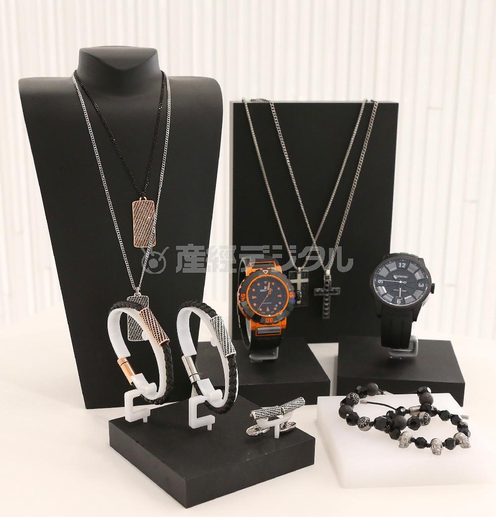 メンズアクセサリーのシリーズにもカッティング技術が生きる。右手前からスカルをあしらったブレスレット「ヴェローチェ」（２万３７００円）、その上が時計「クリスタリウム」（２５万７３００円）。クロスペンダント「ヴェトー」（左プレート付き、２万８４００円）、ペンダント「ミッドナイト」（右クロス仕立て、２万８４００円）＝２０１４年１２月１日、東京都中央区銀座（小野淳一撮影）