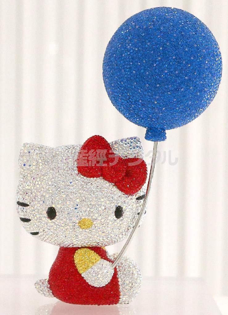 最高級シリーズ「ミリアド」による限定商品「ハローキティ」。２０１４年限定商品（４４万１０００円）は約１万３０００個のクリスタルをそれぞれ貼り付けている＝２０１４年１２月１日、東京都中央区銀座（小野淳一撮影）。（Ｃ）１９７６、２０１４＿ＳＡＮＲＩＯ＿ＣＯ，ＬＴＤ．ＡＰＰＲＯＶＡＬ＿ＮＯ．Ｓ５５４４９５