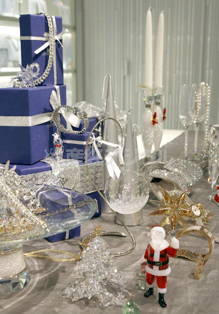 クリスマスの食卓を彩るホームプロダクツの数々＝２０１４年１２月１日、東京都中央区銀座（小野淳一撮影）