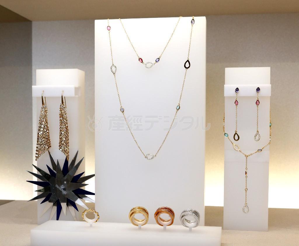 特に日本で人気というロングネックレス「アキュート」（中央、１万６８００円）と同じシリーズのピアス（右、１万５８００円）。手目はリング「スパイラル」（２万６５００円）、左はピアス（２万３１００円）＝２０１４年１２月１日、東京都中央区銀座（小野淳一撮影）