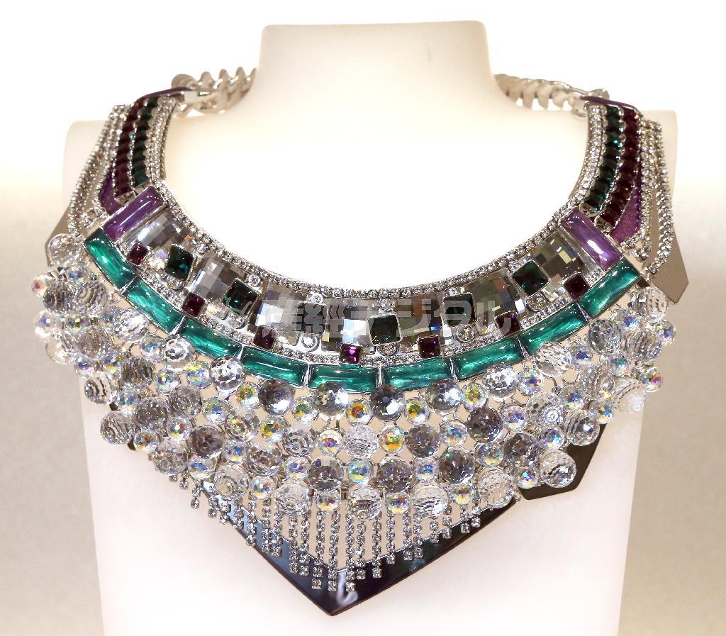 ボリューム感のあるネックレス「ビリオン」（１９万１００円）、ミラーボールや電光アートをイメージしている＝２０１４年１２月１日、東京都中央区銀座（小野淳一撮影）