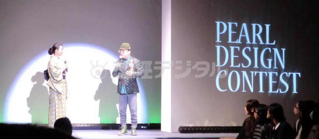 最終審査の審査員を務めたファッションデザイナーのドン小西さん（中央）＝２０１４（平成２６）年１１月８日、東京都中央区日本橋（桜美林大学＿有志学生記者、中島菜緒撮影）