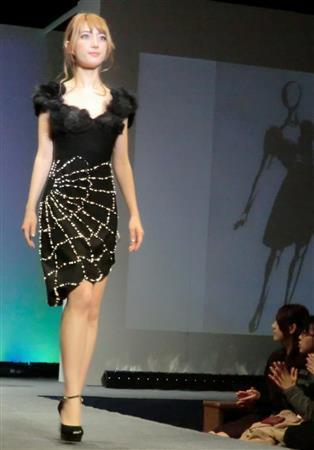 第２回パールデザインコンテストでグランプリに輝いた高瀬真弥さんの作品＝２０１４（平成２６）年１１月８日、東京都中央区日本橋（桜美林大学＿有志学生記者、中島菜緒撮影）