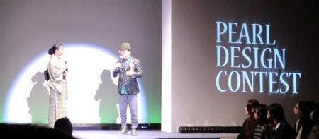 最終審査の審査員を務めたファッションデザイナーのドン小西さん（中央）＝２０１４（平成２６）年１１月８日、東京都中央区日本橋（桜美林大学＿有志学生記者、中島菜緒撮影）