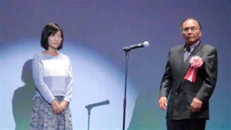 グランプリに輝いた高瀬真弥さん（左）＝２０１４（平成２６）年１１月８日、東京都中央区日本橋（桜美林大学＿有志学生記者、中島菜緒撮影）