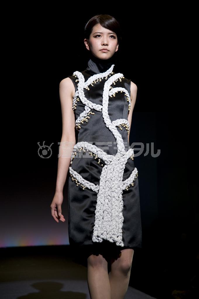 洋装部門賞に選ばれた佐藤空人さんの作品＝２０１４（平成２６）年１１月８日、東京都中央区日本橋（桜美林大学＿有志学生記者、中島菜緒撮影）