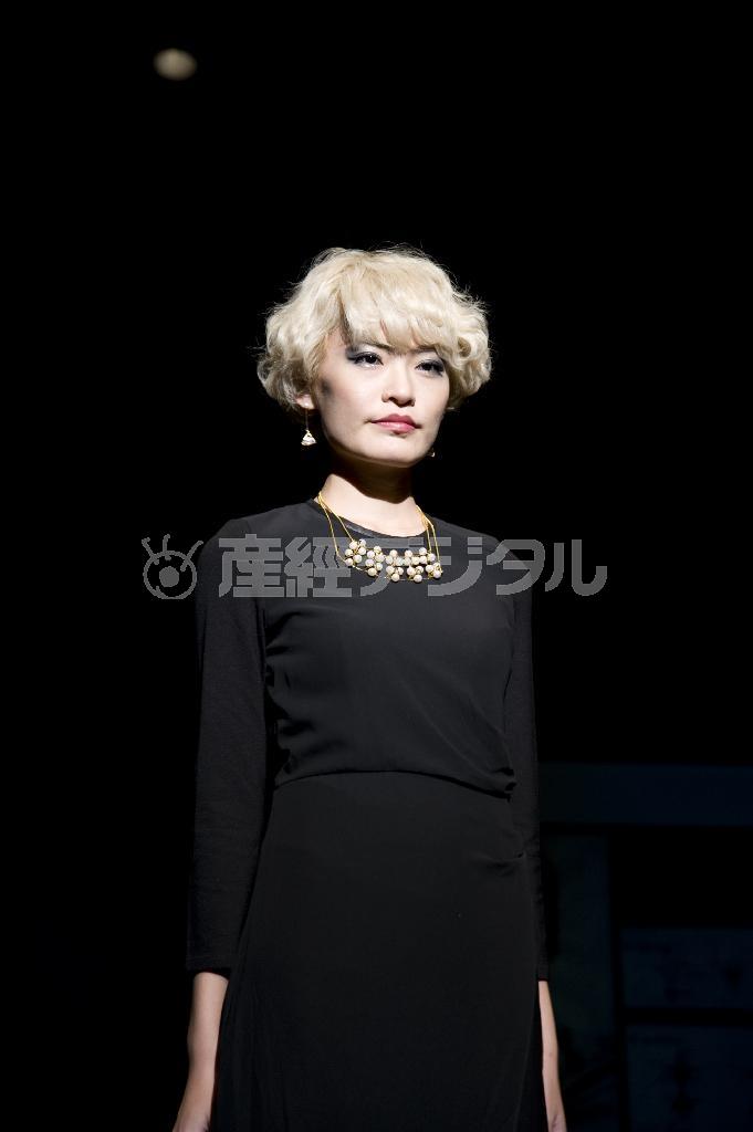 ジュエリー部門賞に選ばれた劉知涵さんの作品＝２０１４（平成２６）年１１月８日、東京都中央区日本橋（桜美林大学＿有志学生記者、中島菜緒撮影）