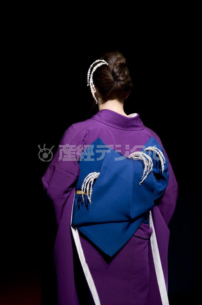 和装ジュエリー部門賞に選ばれた宮崎ひさみさんの作品＝２０１４（平成２６）年１１月８日、東京都中央区日本橋（桜美林大学＿有志学生記者、中島菜緒撮影）