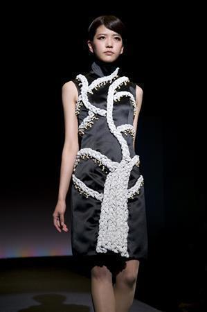 洋装部門賞に選ばれた佐藤空人さんの作品＝２０１４（平成２６）年１１月８日、東京都中央区日本橋（桜美林大学＿有志学生記者、中島菜緒撮影）