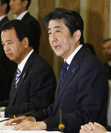 政労使会議であいさつする安倍首相＝１６日午前、首相官邸