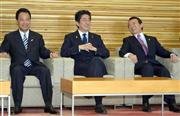 閣議に臨む（左から）甘利明経済再生相、安倍晋三首相、麻生太郎副総理・財務金融相＝１６日午前、首相官邸（酒巻俊介撮影）
