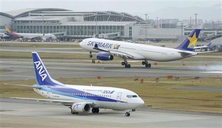 福岡空港に到着したスカイマーク機（奥）と全日空機＝１０日