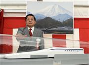 リニア中央新幹線の「工事安全祈願式」を終え、記念撮影に応じるＪＲ東海の柘植康英社長＝１７日午後、ＪＲ名古屋駅