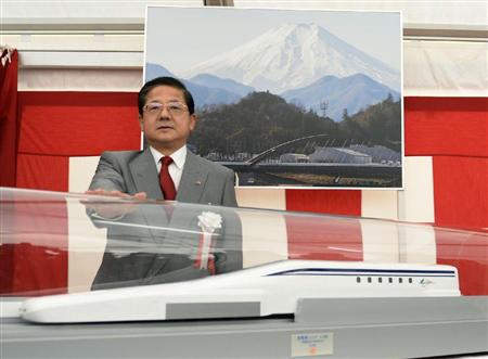リニア中央新幹線の「工事安全祈願式」を終え、記念撮影に応じるＪＲ東海の柘植康英社長＝１７日午後、ＪＲ名古屋駅