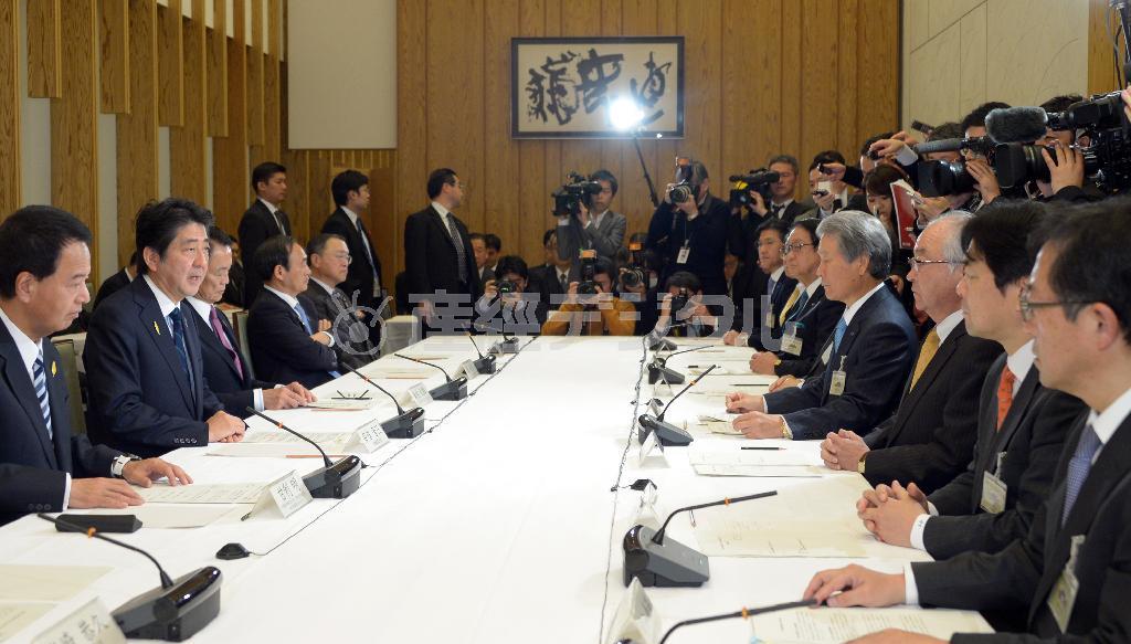 経済の好循環実現に向けた政労使会議であいさつする安倍晋三（しんぞう）首相（左から２人目）＝２０１４年１２月１６日午前、首相官邸（酒巻俊介撮影）