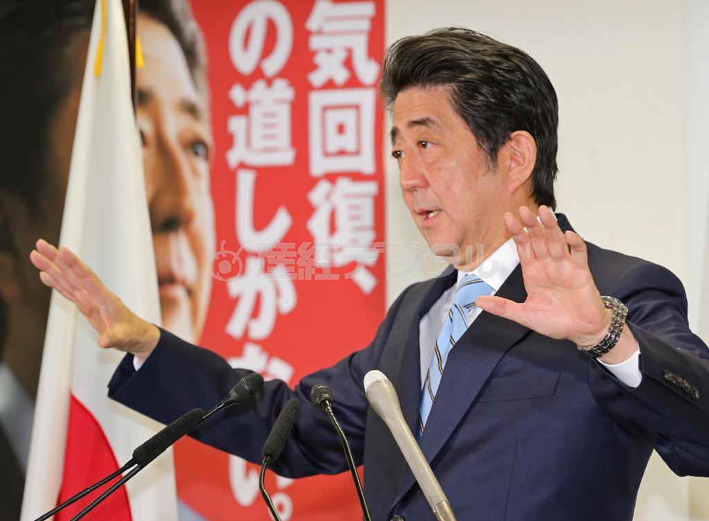投開票日翌日に記者会見をする安倍晋三（しんぞう）首相＝２０１４年１２月１５日午後、東京都千代田区永田町の自民党本部（宮崎裕士撮影）