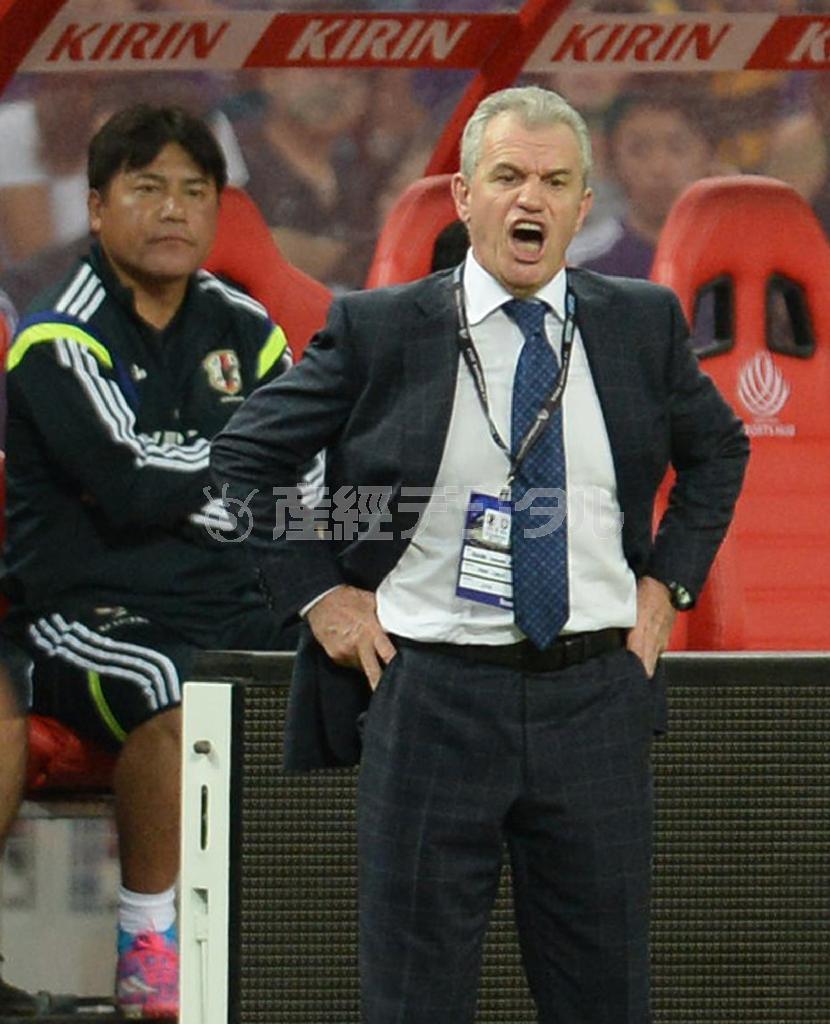 日本－ブラジル戦で采配をふるう日本代表のハビエル・アギ－レ監督。スペインリーグ時代の試合で八百長疑惑がかけられている＝２０１４年１０月１４日、シンガポール（川口良介撮影）