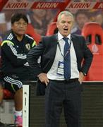 日本－ブラジル戦で采配をふるう日本代表のハビエル・アギ－レ監督。スペインリーグ時代の試合で八百長疑惑がかけられている＝２０１４年１０月１４日、シンガポール（川口良介撮影）