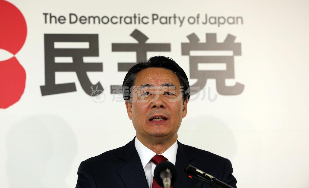 民主党本部の開票センターでテレビなどのインタビューに答える海江田万里（かいえだ・ばんり）党代表＝２０１４年１２月１４日、東京都千代田区（小野淳一撮影）