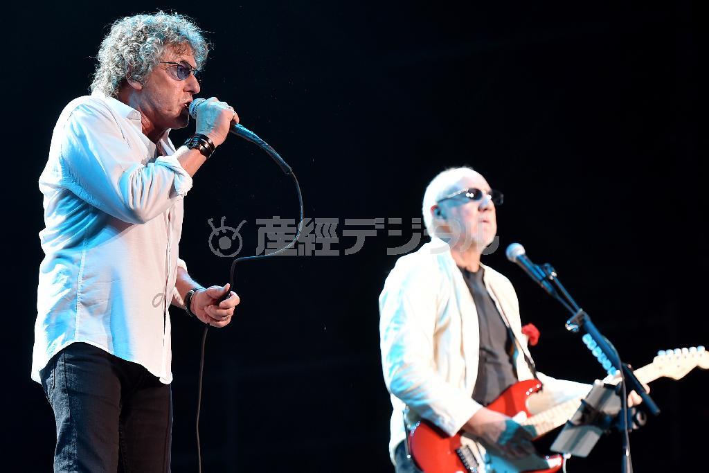 英ロックバンド「ザ・フー」、ボーカルのロジャー・ダルトリーさん（左）＝２０１４年１１月２３日、アラブ首長国連邦・首都アブダビ（ＡＰ）