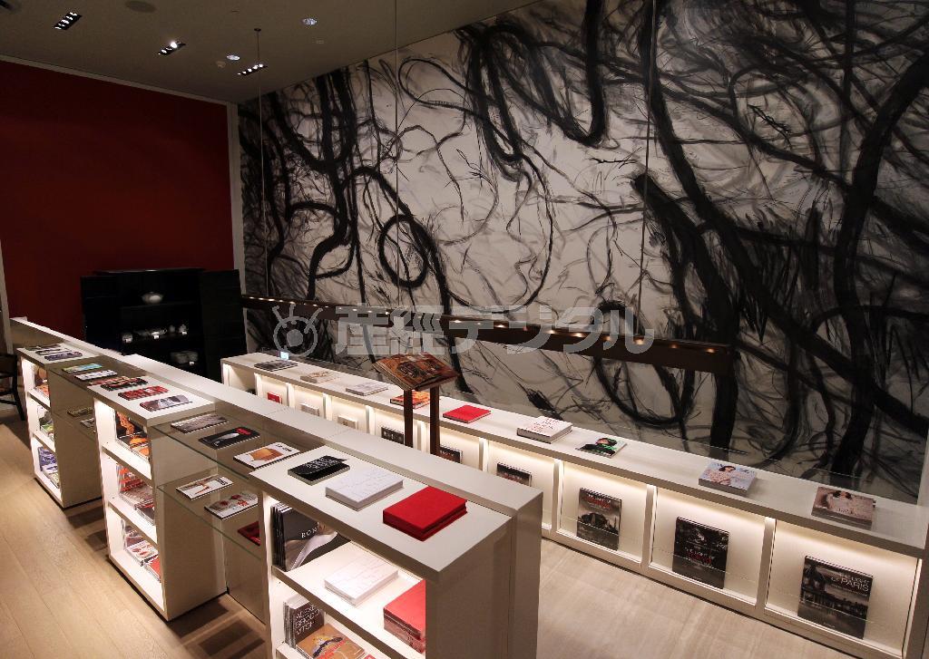 画集などアート系の書籍を集めたショップは、韓国の現代美術家、キム・チャンイルが壁に作品を描いた＝２０１４年１１月１４日、台湾・台北市（佐野領撮影）