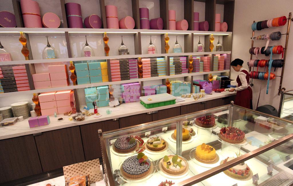 ホテルの中庭にあるザ・マンダリン・ケーキ・ショップの店頭。パステルカラーのラッピングがすてきだ＝２０１４年１１月１３日、台湾・台北市（佐野領撮影）