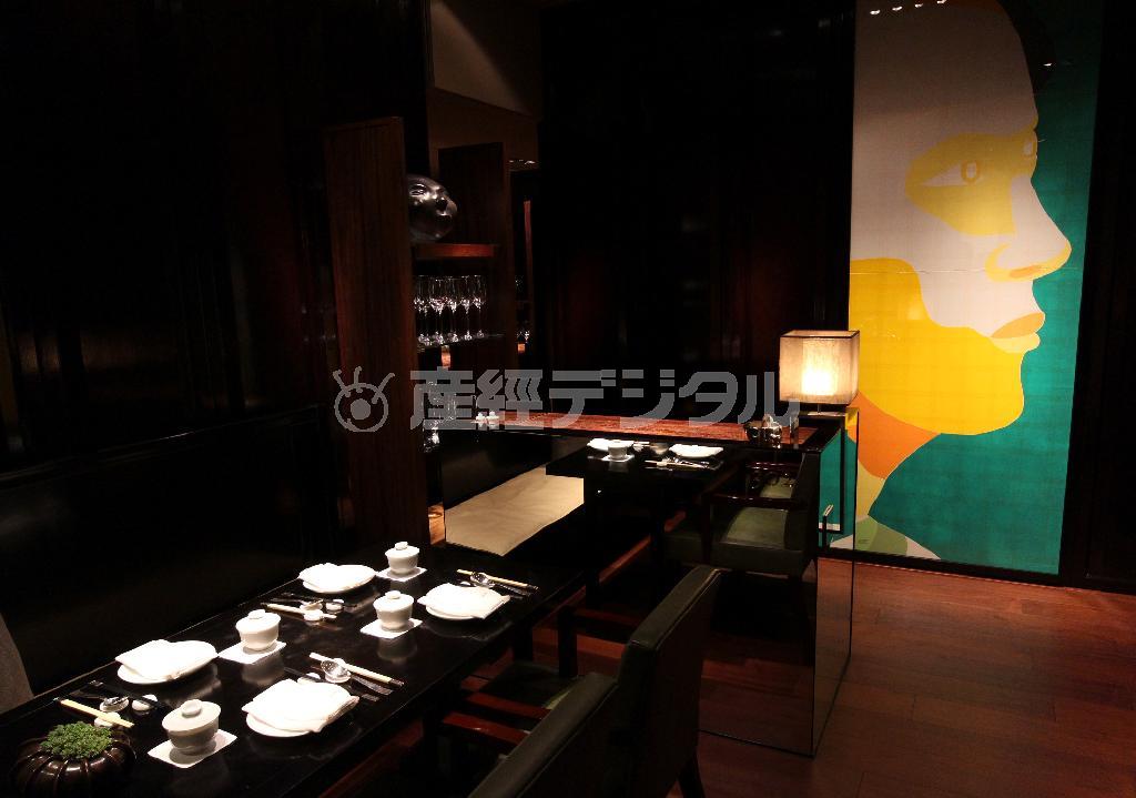 中国の現代美術家、朱偉の作品があちこち使われている広東料理「雅閣（ヤグ）」のプライベートダイニング＝２０１４年１１月１４日、台湾・台北市（佐野領撮影）