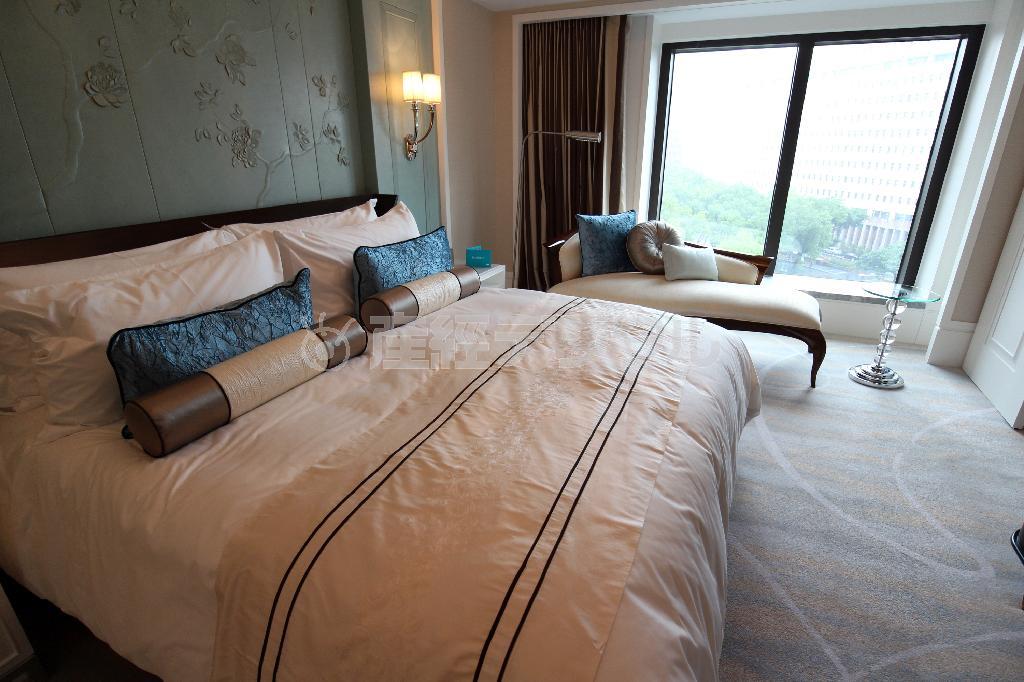 ゆったりしたベッドルーム。革製の壁紙にはレリーフが描かれている＝２０１４年１１月１３日、台湾・台北市（佐野領撮影）