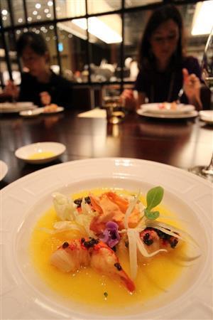 台湾産オレンジのジュレをソースに使ったロブスターのサラダ＝２０１４年１１月１２日、台湾・台北市（佐野領撮影）