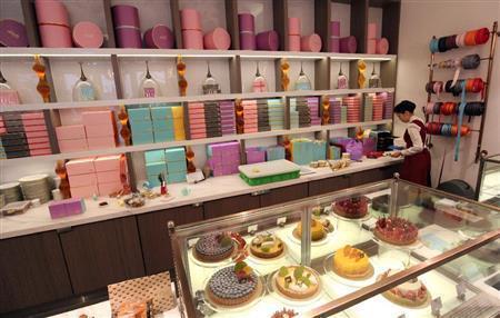 ホテルの中庭にあるザ・マンダリン・ケーキ・ショップの店頭。パステルカラーのラッピングがすてきだ＝２０１４年１１月１３日、台湾・台北市（佐野領撮影）