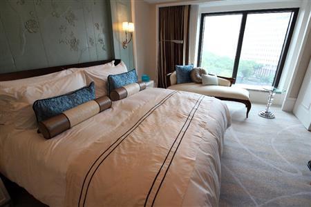 ゆったりしたベッドルーム。革製の壁紙にはレリーフが描かれている＝２０１４年１１月１３日、台湾・台北市（佐野領撮影）