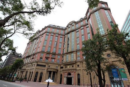 マンダリンオリエンタル台北の外観。街路樹が美しい大通りの敦化北路に面している＝２０１４年１１月１２日、台湾・台北市（佐野領撮影）