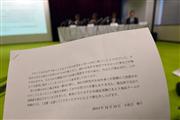 記者会見中に配布された小保方晴子氏のコメント＝１９日、東京都港区（大西正純撮影）