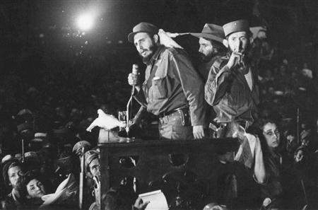 キューバ革命でバティスタ独裁政権を打倒し、支持者に向かって演説するフィデル・カストロ氏（ラウル・カストロ国家評議会議長の兄）＝１９５９年１月８日、キューバ・首都ハバナ（ＡＰ）
