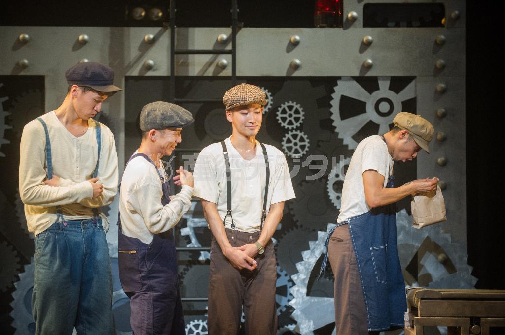 どこかチャップリンの名画「モダン・タイムス」を連想させるシーンが出てくる＝２０１４年１１月１３日、東京都世田谷区の世田谷パブリックシアター（提供写真）。（Ｃ）Ｔａｄａｍａｓａ＿Ｉｇｕｃｈｉ（Ｉｎ＿Ｆｏｃｕｓ）