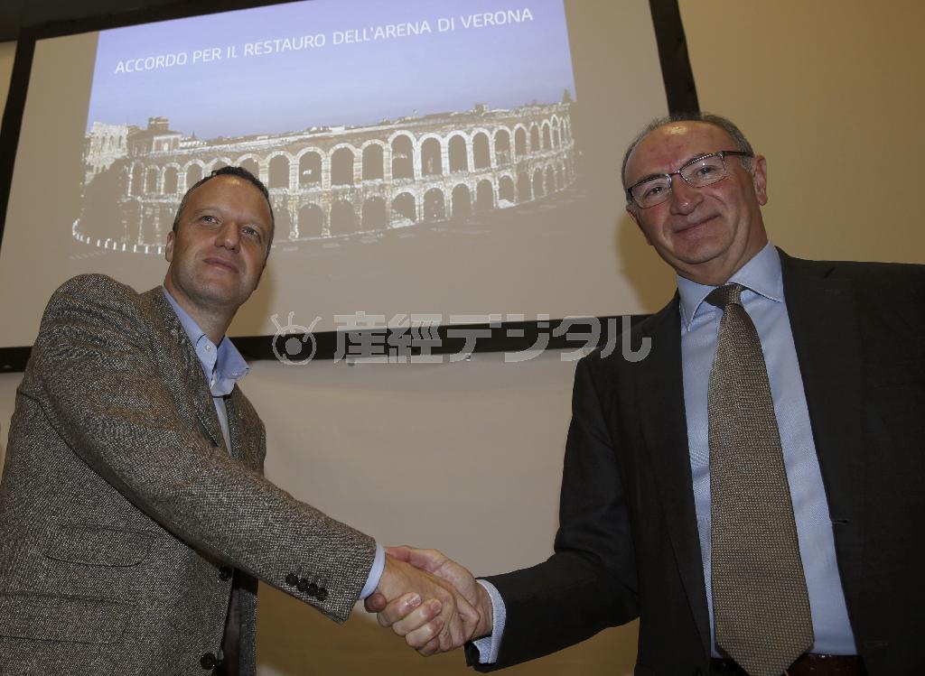 ベローナ市のフラビオ・トッシ市長（左）＝２０１４年１２月１７日、イタリア・ミラノ（ＡＰ）