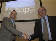 ベローナ市のフラビオ・トッシ市長（左）＝２０１４年１２月１７日、イタリア・ミラノ（ＡＰ）