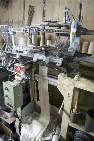 工場で動き続ける昔ながらのメリヤス布の織機。ゆっくりとしか織れないため、生産量は限られる＝２０１４年９月１５日、奈良県大和高田市（提供写真）