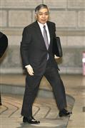 金融政策決定会合に向かう日銀の黒田総裁＝１９日午前、日銀本店
