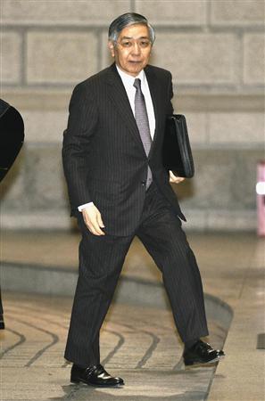 金融政策決定会合に向かう日銀の黒田総裁＝１９日午前、日銀本店