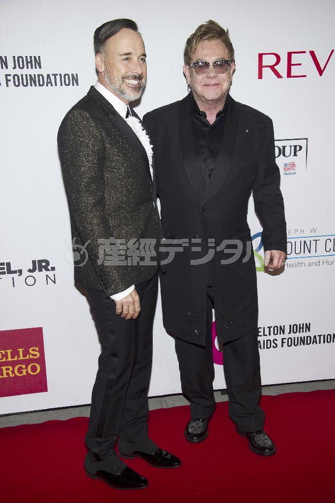 英歌手、エルトン・ジョンさん（右）とカナダの映画制作者で長年のパートナー、デービッド・ファーニッシュさん＝２０１４年１０月２８日、米ニューヨーク（ＡＰ）