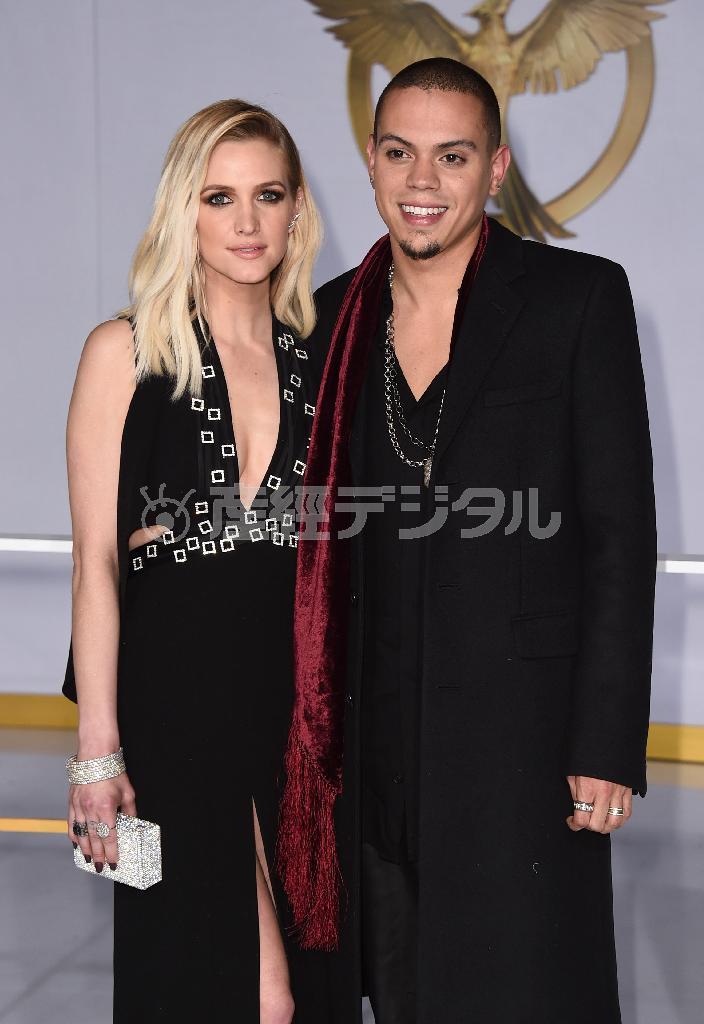 米歌手、アシュリー・シンプソンさん（左）と夫の米俳優、エバン・ロスさん＝２０１４年１１月１７日、米カリフォルニア州ロサンゼルス（ＡＰ）