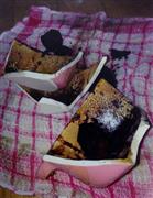 電子レンジで過加熱となり、割れた耐熱皿と炭化したジャガイモ