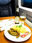 「ドイツらしい特別メニュー」をお願いしたら、出てきたのがこれ。やっぱりソーセージとポテトかぁ。ちょっとガッカリしたのが本音だけれど、ファーストクラスならではのサービスと思えばおいしく感じられる