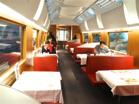 食堂車のレストラン・エリア。わりといつも空席があるようなので、食事をとるなら、そのままここでくつろぐという手もある