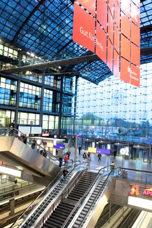 2006年に開業したばかりの、ガラス張りのモダンな建築が印象的なベルリン中央駅。かつては東ベルリンと西ベルリンにそれぞれ長距離列車の拠点の駅があったが、統合されて利便性がぐんと向上したそう