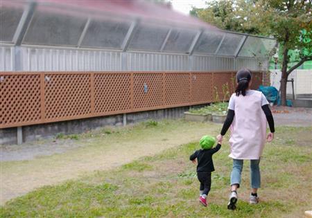 庭に防音壁が設置されている東京都練馬区の認可保育所（画像の一部を加工しています、共同）