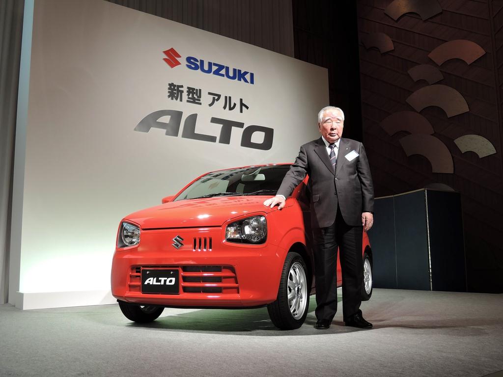 新型「アルト」を発表するスズキの鈴木修会長兼社長＝２２日午前、東京都千代田区