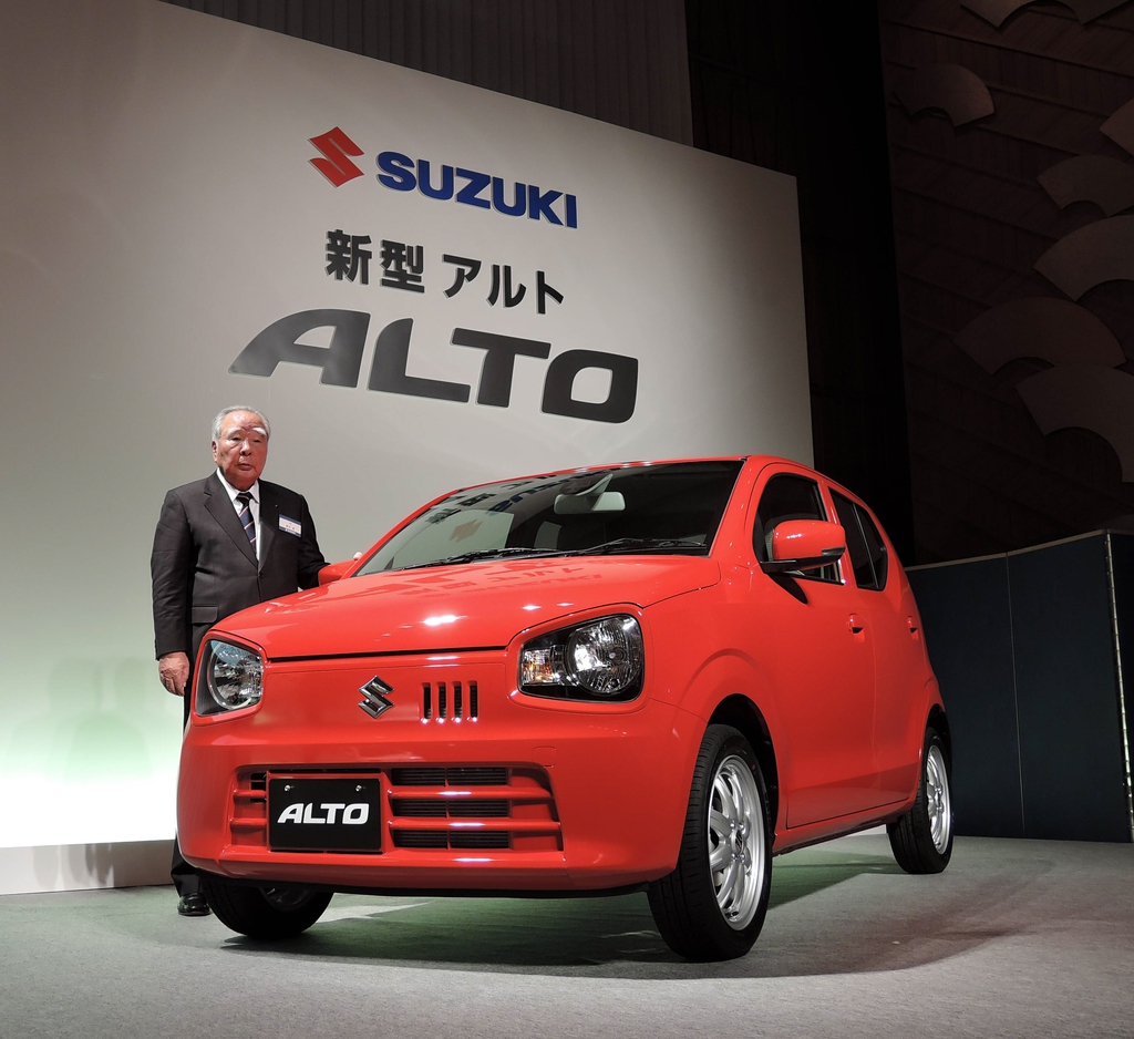 新型「アルト」を発表するスズキの鈴木修会長兼社長＝２２日午前、東京都千代田区